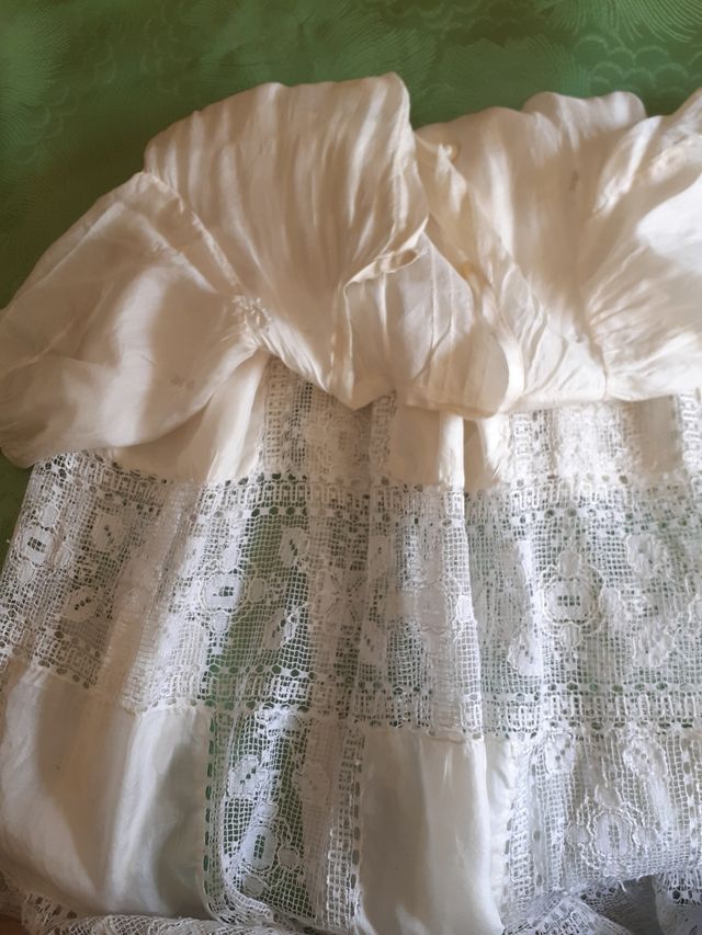 Vestido bebé antiguo encaje,con su capa.