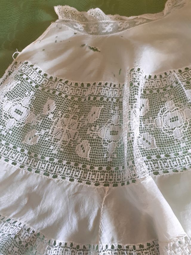 Vestido bebé antiguo encaje,con su capa.