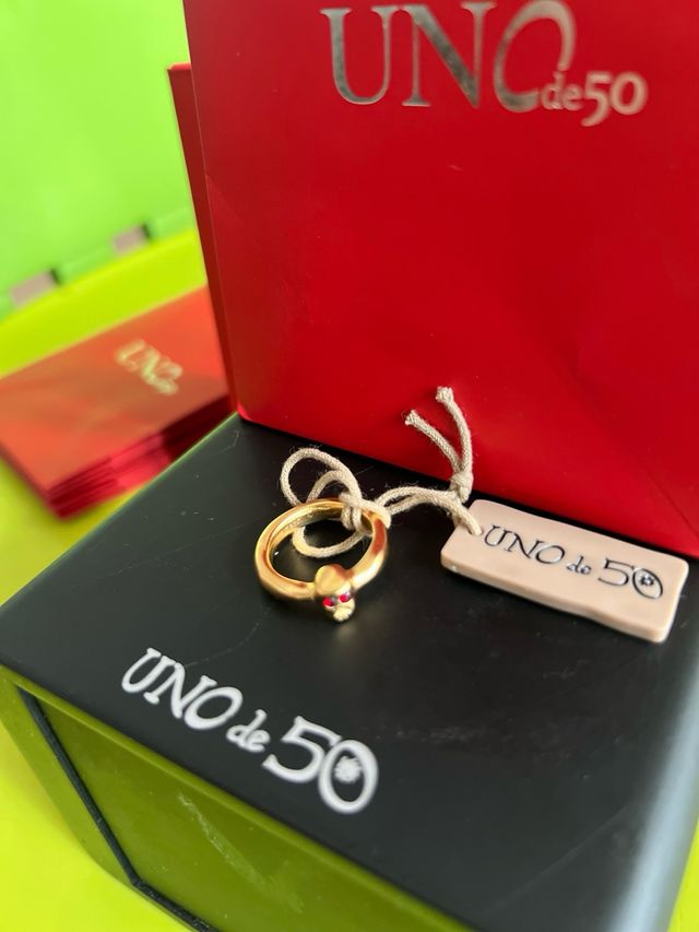 Anillo UNOde50 Calavera Dorado