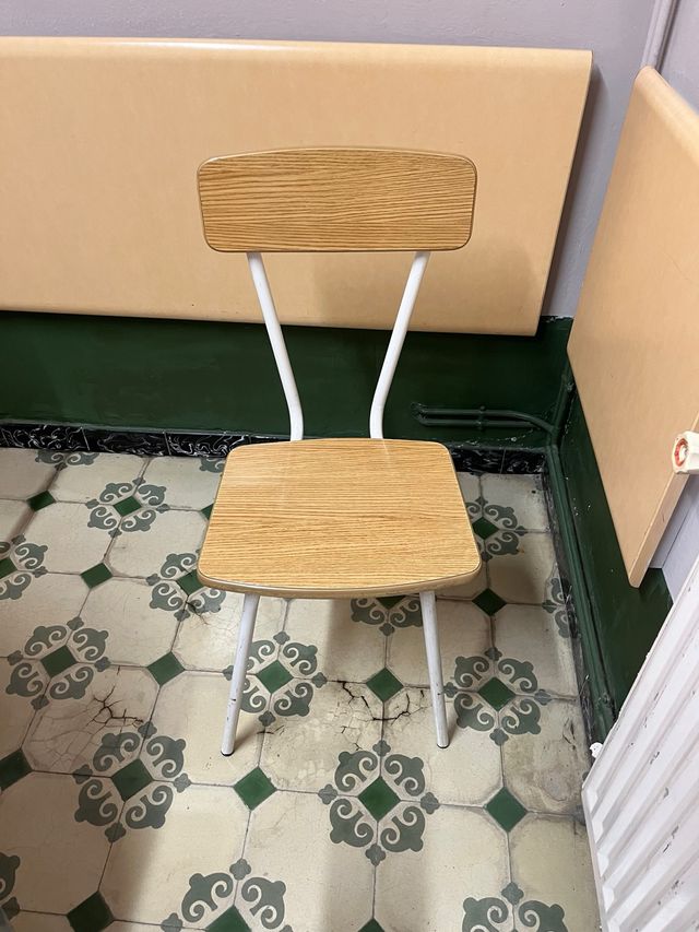 Hay 4 unifades de sillasde cocina - Madera y metal