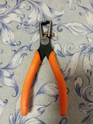 Pelacables Ajustable