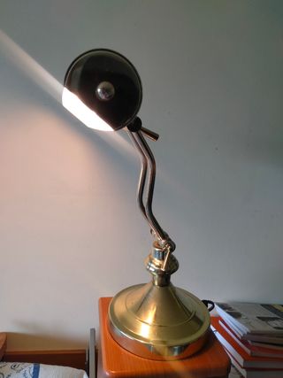 Lámpara escritorio vintage dorada. Tipo Banquero