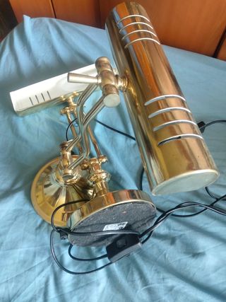 Lámpara escritorio vintage dorada. Tipo Banquero