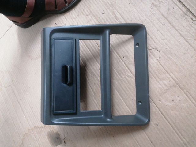 Smontaggio Ford Fiesta Mk3 (1990) Cornice radio