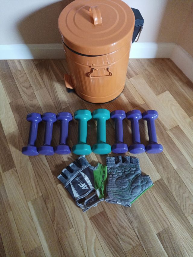 Mancuernas y guantes fitness