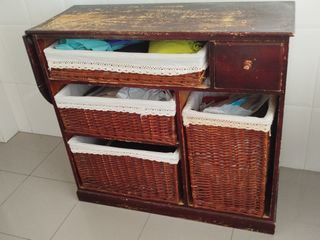 Mueble planchar con cestas mimbre