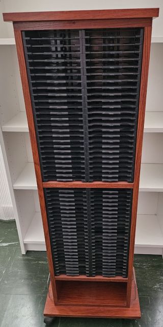 Torre organizador de discos musicales