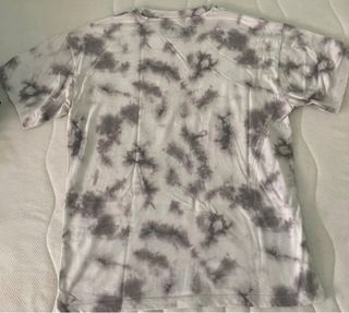 Camiseta tie-dye beige y gris