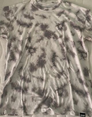 Camiseta tie-dye beige y gris