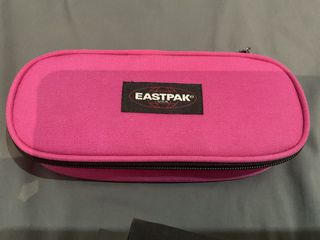 Estuche EASTPAK rosa con diferentes rotuladores 