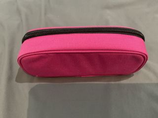 Estuche EASTPAK rosa con diferentes rotuladores 