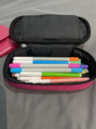 Estuche EASTPAK rosa con diferentes rotuladores 