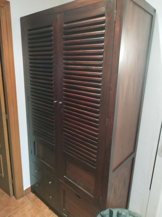 Conjunto de muebles  macizos, de calidad
