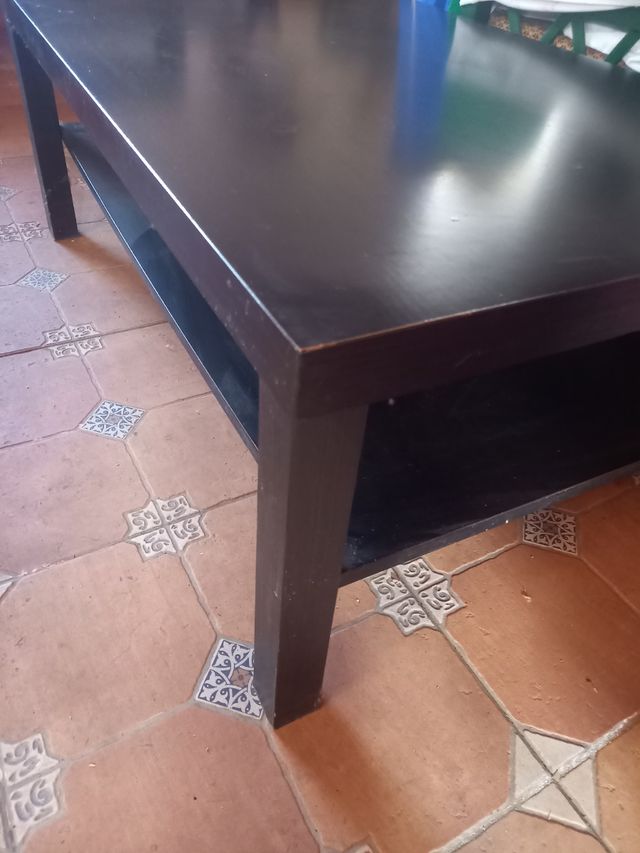 Mesa centro IKEA marrón con estante bajo.