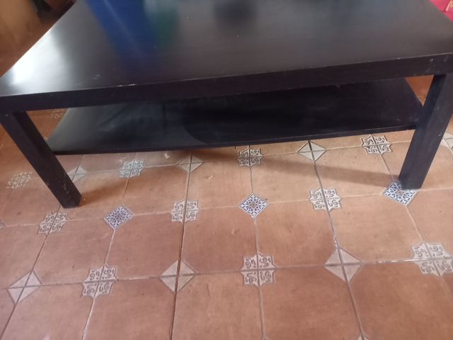 Mesa centro IKEA marrón con estante bajo.