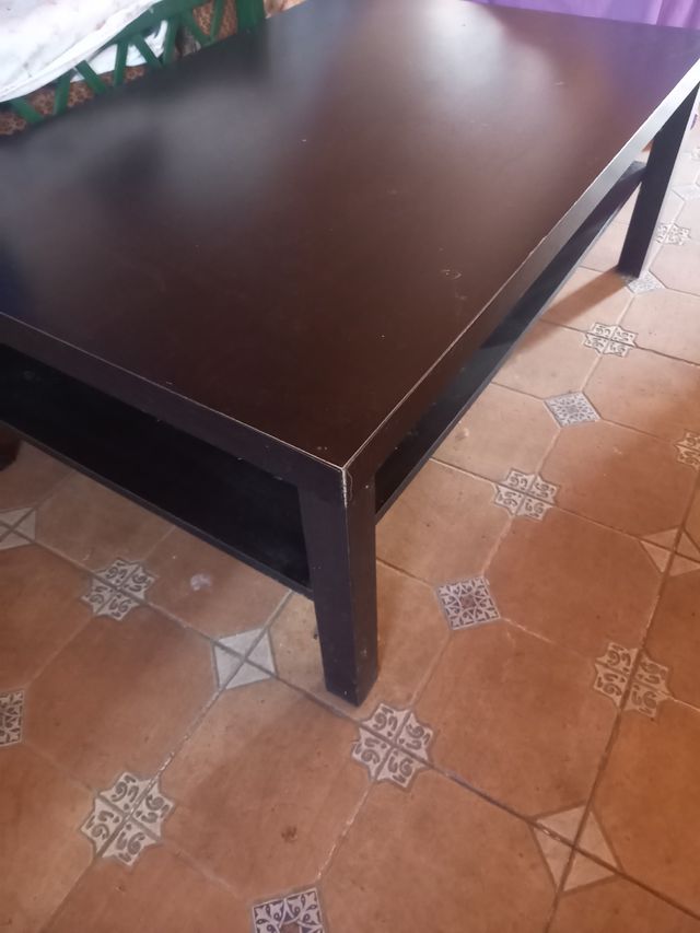 Mesa centro IKEA marrón con estante bajo.