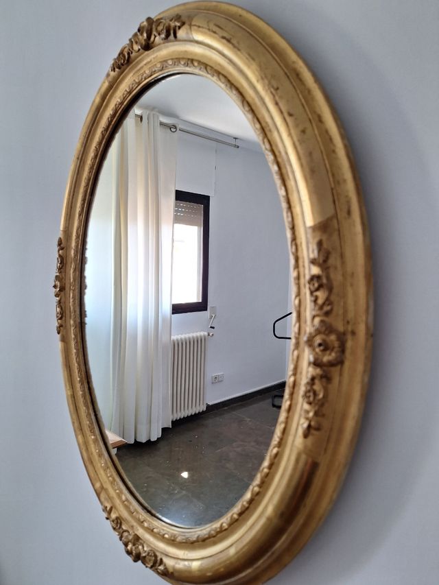 Espejo ovalado dorado antiguo