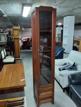 Vitrina de puertas de cristal 