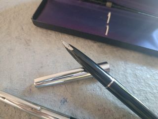 Pluma y bolígrafo Sheaffer Stylist negro y acero