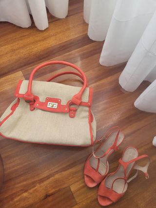 Bolso y tacones rojos beige