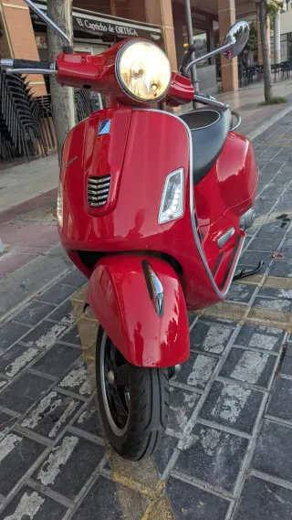Vespa 300 GTS Super Roja