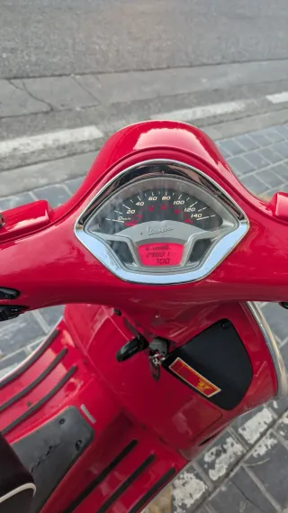 Vespa 300 GTS Super Roja