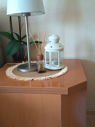 Mesita de madera marrón