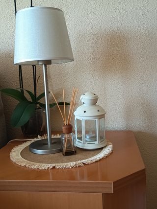 Mesita de madera marrón