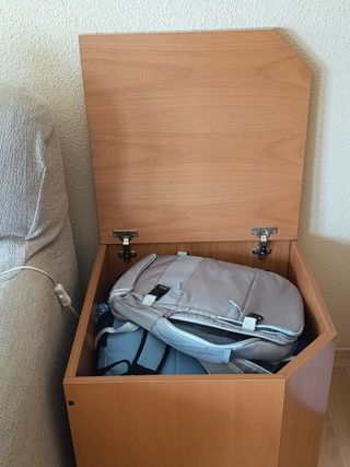 Mesita de madera marrón