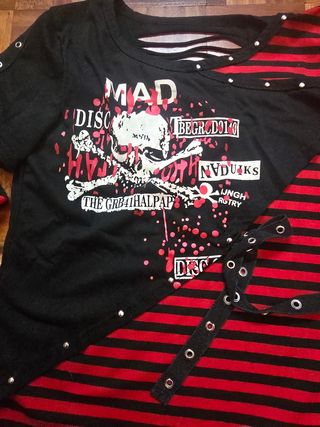 Camiseta única punk rock negra y roja