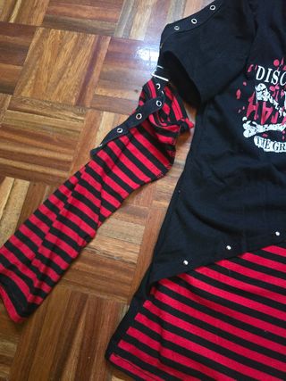 Camiseta única punk rock negra y roja