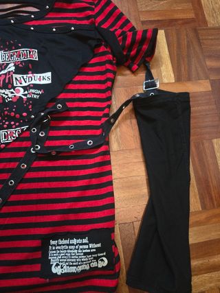 Camiseta única punk rock negra y roja