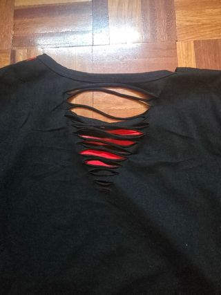 Camiseta única punk rock negra y roja