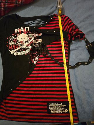 Camiseta única punk rock negra y roja