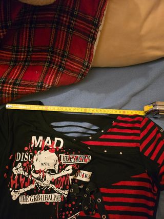 Camiseta única punk rock negra y roja