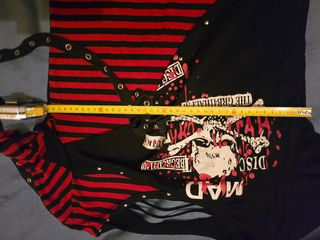 Camiseta única punk rock negra y roja