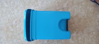 Cubo basura azul plástico