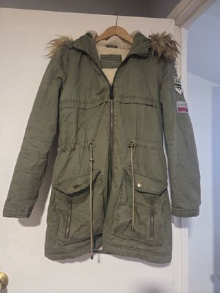 Abrigo militar verde oliva con borreguillo