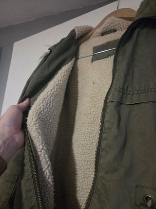 Abrigo militar verde oliva con borreguillo