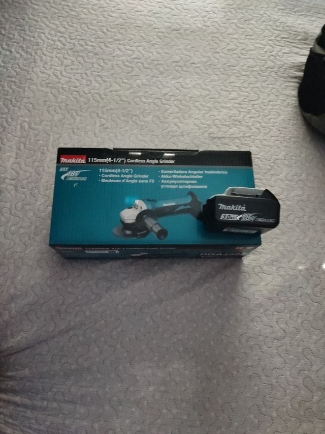 Amoladora Angular Makita 115mm más batería de 3ah