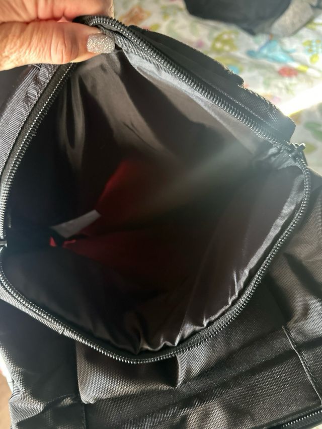 Zaino nero viaggio a mano