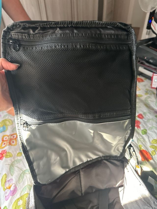 Zaino nero viaggio a mano