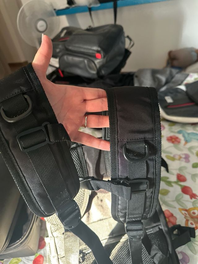 Zaino nero viaggio a mano