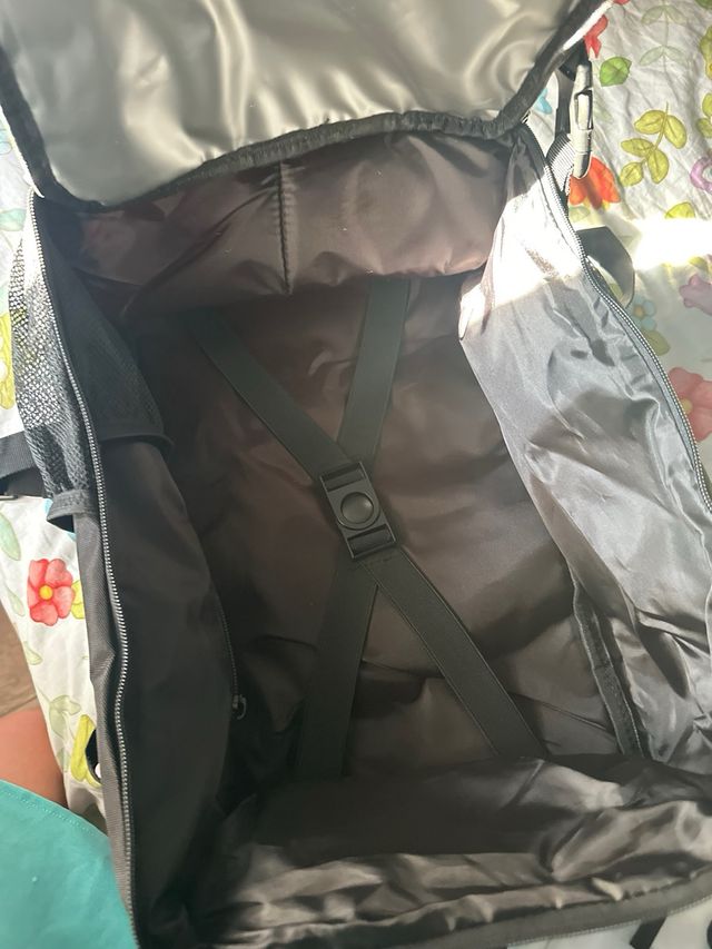 Zaino nero viaggio a mano