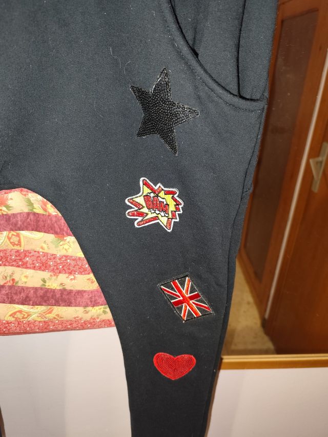 Pantalones chándal con parches