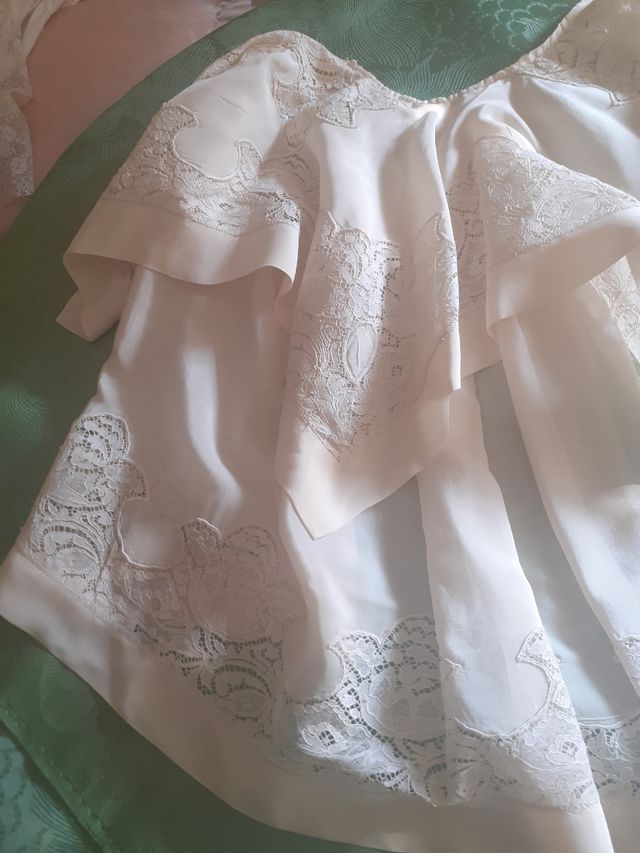 Faldón y capa antiguos de encaje