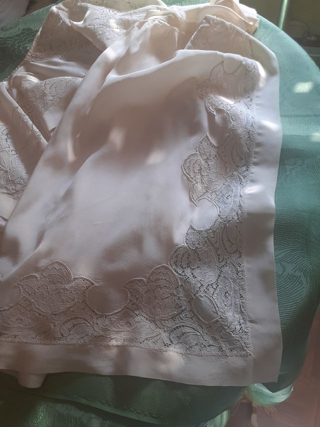 Faldón y capa antiguos de encaje