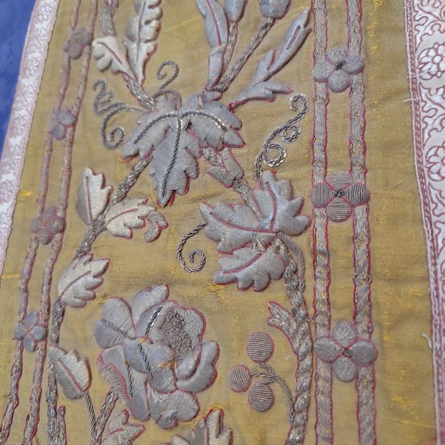 Preciosa pieza bordada antigua
