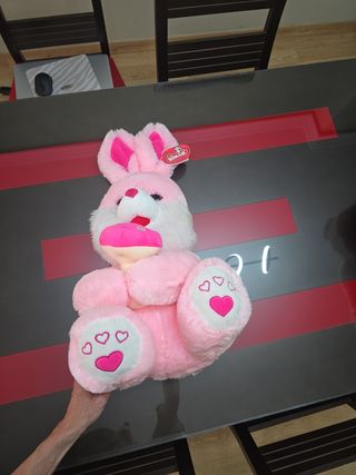 Conejo rosa gigante de peluche