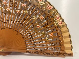 Abanico pintado a mano, de madera de peral.